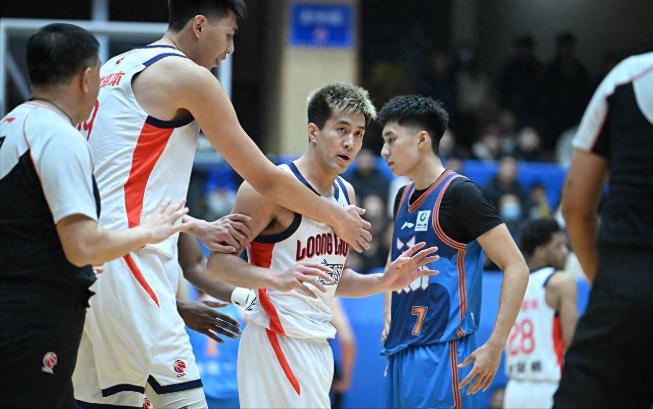 开云网页-郭艾伦缺席！徐昕带队阻击浙江，姜伟泽PK邹阳，张庆鹏拿捏四川队