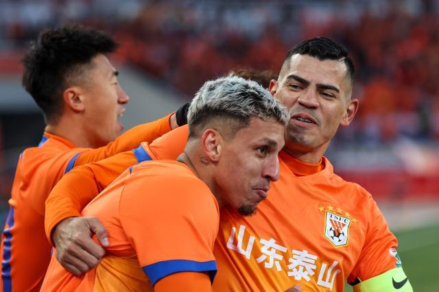 开云网页-克雷桑非崴脚实为拉伤 泰山双线苦战已亮伤病红灯