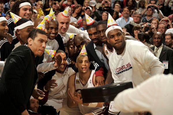 湖人管理层为何选择躺平？詹姆斯需要向现实低头