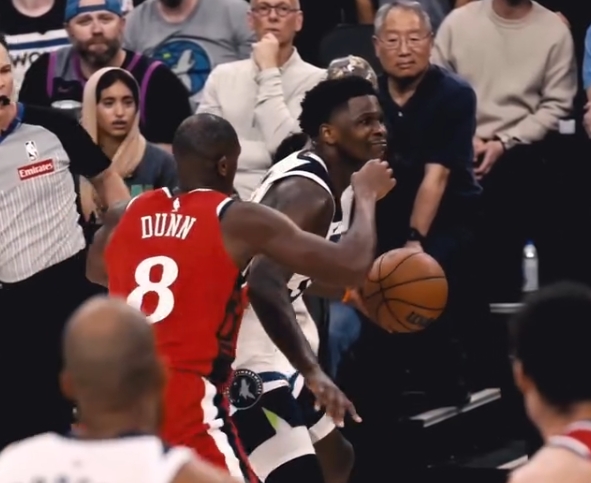 开云网页-顶级气质！爱德华兹看到小琼斯上前包夹微微一笑 后强行跳投命中