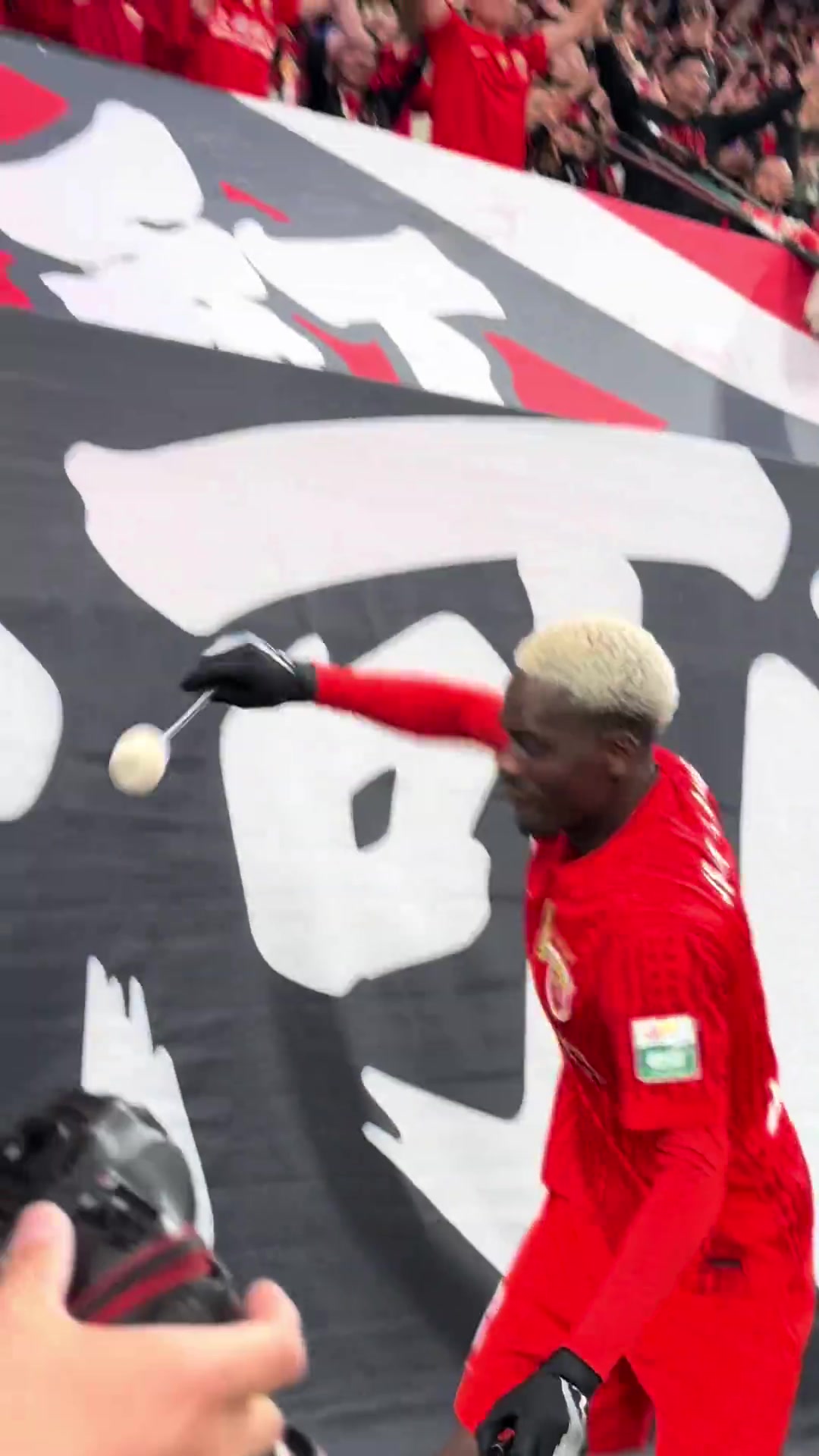 开云网页-22岁让·克劳德进生涯首球！与球迷擂鼓互动：第一次打，还可以吧