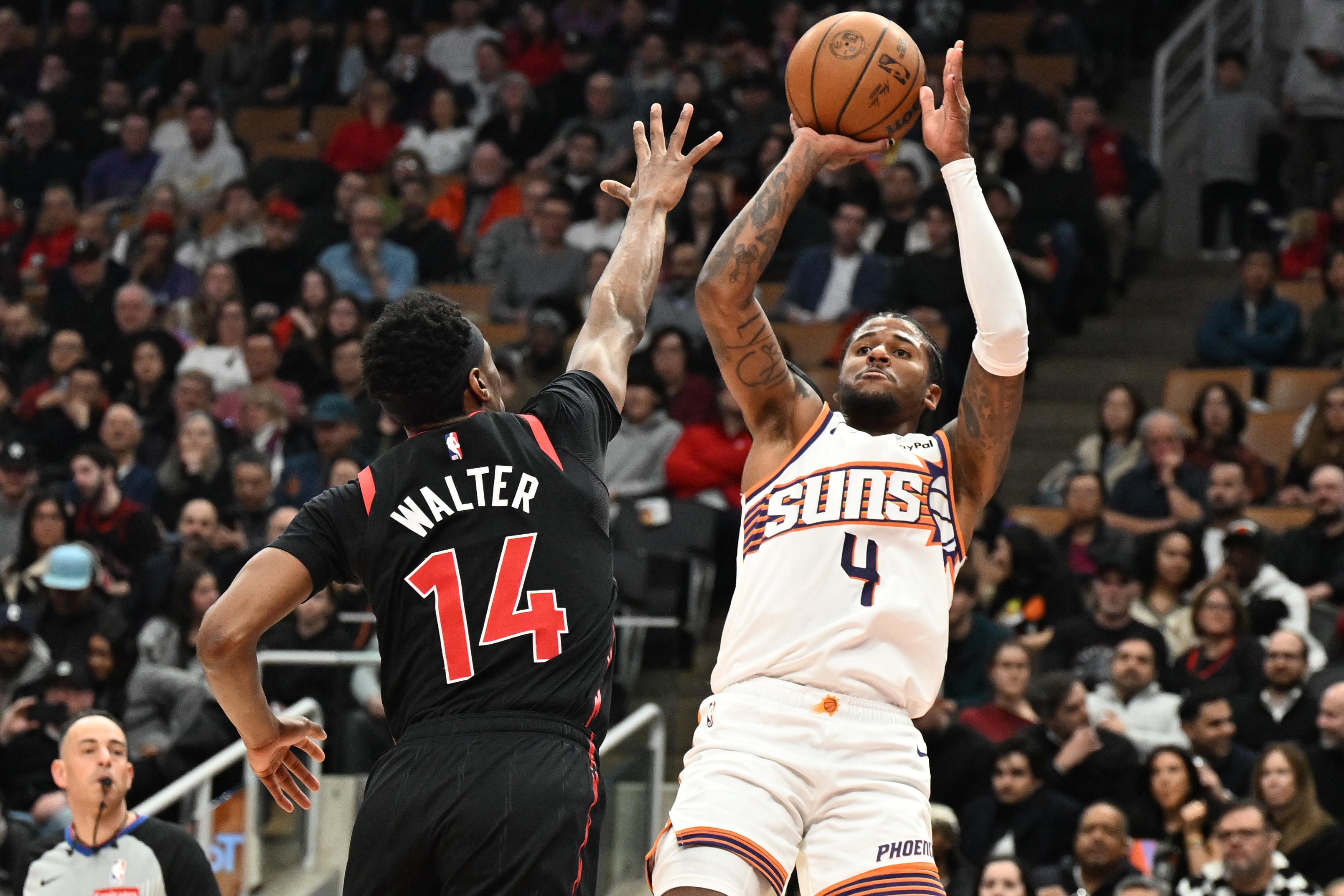 开云app-背靠背70分！杰伦·格林8记三分0罚球 高效空砍34+5+4