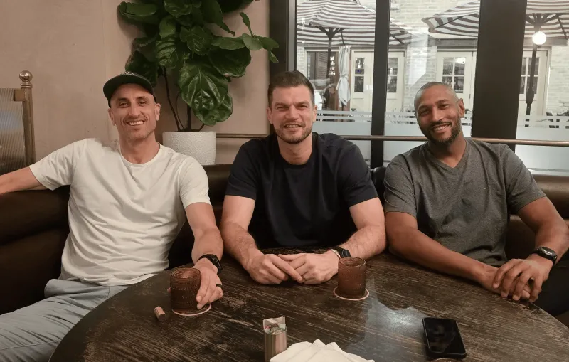 kaiyun中国官网-吉诺比利晒出和斯普利特、迪奥合影：和老朋友们叙旧太棒了